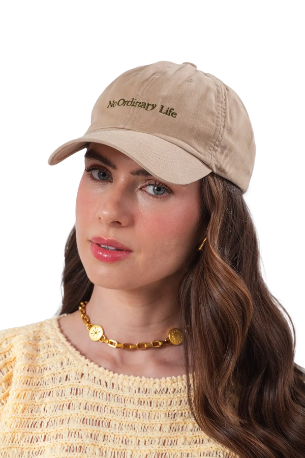 Boné casual em algodão 100% na cor areia com bordado frontal minimalista de alta definição, modelo moderno com costuras reforçadas e toque macio, unindo o máximo conforto e durabilidade no vestuário urbano.