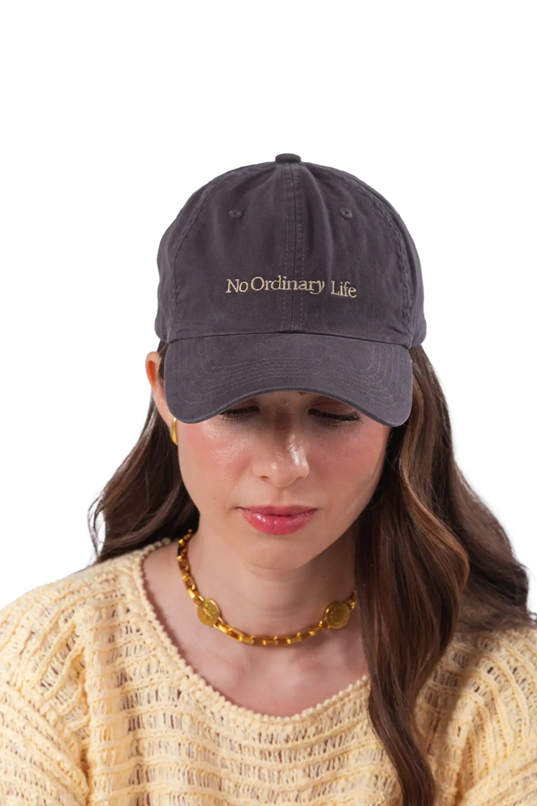 Boné casual em algodão 100% com tom versátil com bordado frontal minimalista de alta definição, estrutura clássica ajustável e silhueta moderna, uma peça versátil indispensável para o guarda-roupa de quem valoriza o estilo casual.