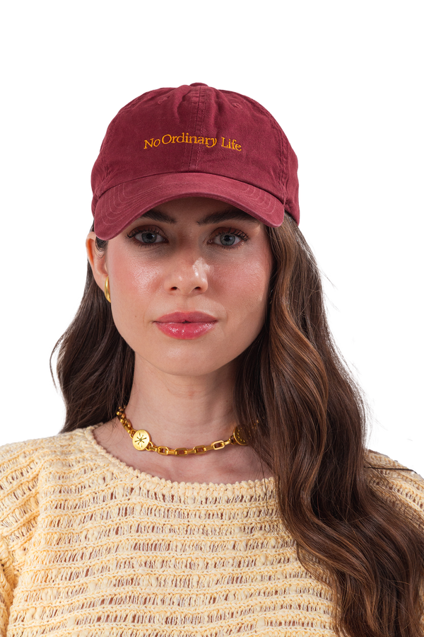 Boné casual em tecido de algodão com tom versátil com bordado frontal minimalista de alta definição, sinônimo de estilo prático com um caimento perfeito, ideal para elevar looks casuais com autenticidade e refinamento.