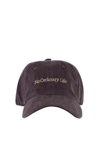 Boné casual em algodão 100% com tom versátil com bordado frontal minimalista de alta definição, design casual e contemporâneo, perfeito para proteger o rosto do sol adicionando personalidade ao look de rua.