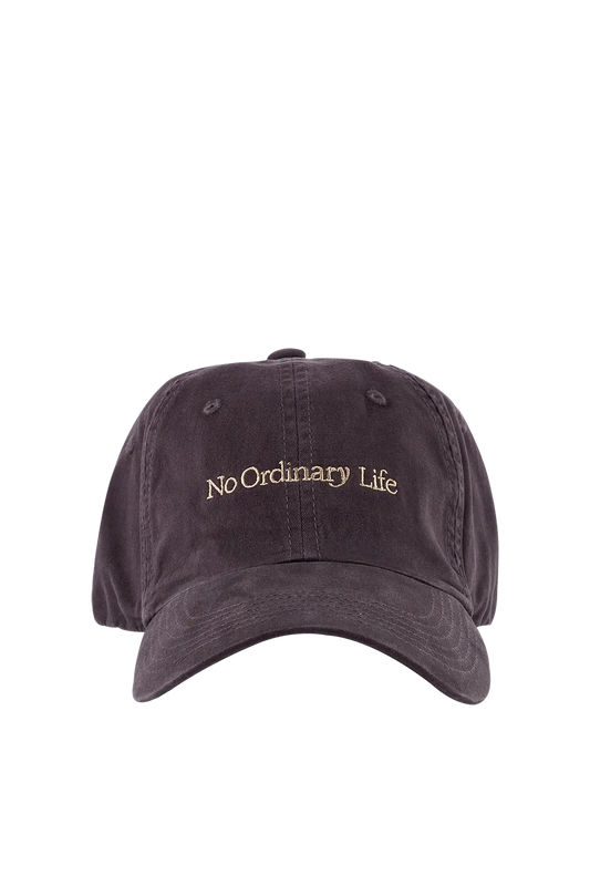 Boné casual em algodão 100% com tom versátil com bordado frontal minimalista de alta definição, design casual e contemporâneo, perfeito para proteger o rosto do sol adicionando personalidade ao look de rua.