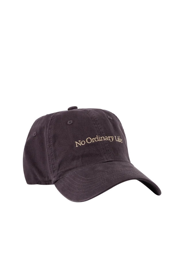 Boné casual em algodão 100% com tom versátil com bordado frontal minimalista de alta definição, estética urbana com acabamento impecável, ideal para complementar produções descontraídas com sofisticação.