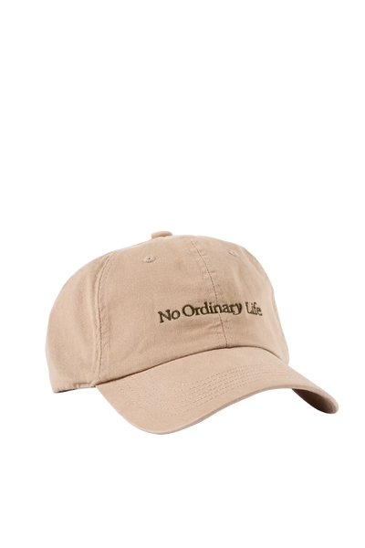 Boné casual em algodão 100% na cor areia com bordado frontal minimalista de alta definição, estrutura clássica ajustável e silhueta moderna, uma peça versátil indispensável para o guarda-roupa de quem valoriza o estilo casual.
