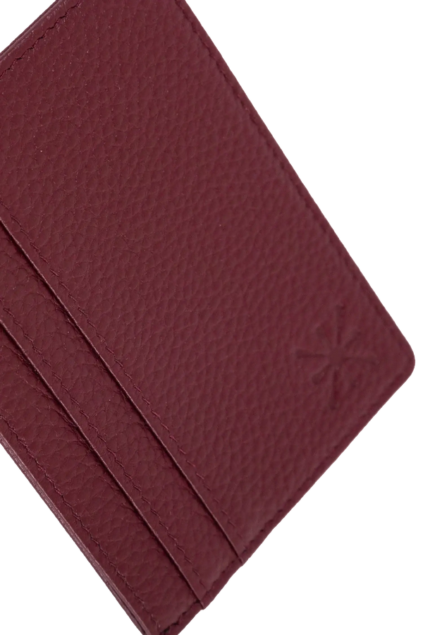 Carteira em couro legítimo na cor burgundy com compartimentos funcionais de fácil acesso para dinheiro e cartões, estrutura inteligente com compartimentos estratégicos, unindo versatilidade e o melhor do design contemporâneo.