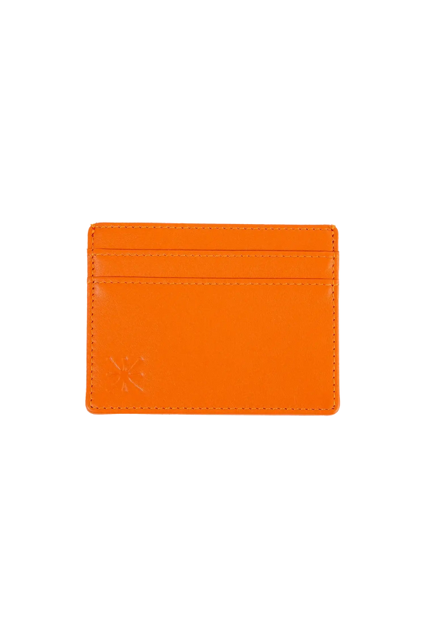 Carteira em couro legítimo na cor laranja com compartimentos funcionais de fácil acesso para dinheiro e cartões, formato ergonômico e slim que cabe no bolso ou na bolsa sem criar volumes desnecessários.