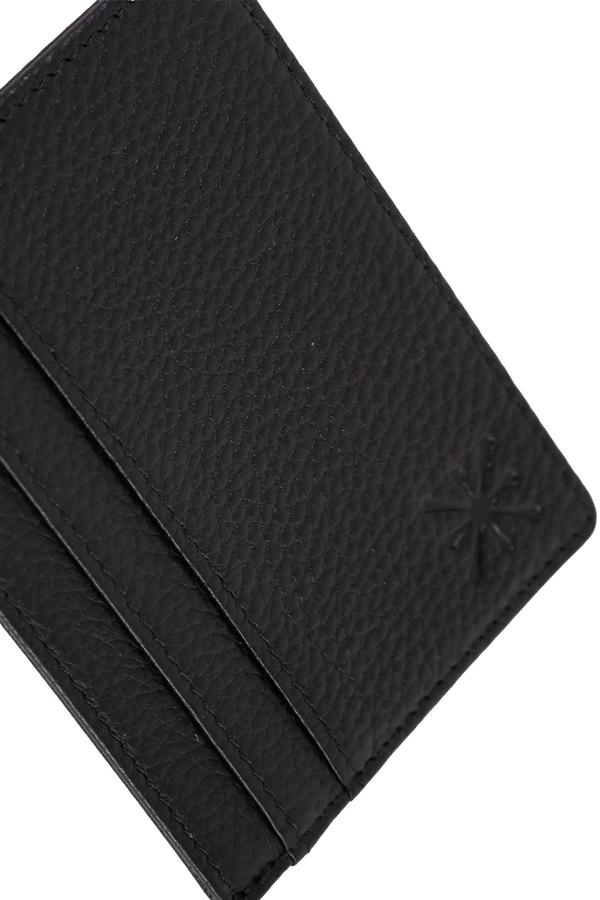 Carteira em couro legítimo na cor preto com compartimentos funcionais de fácil acesso para dinheiro e cartões, design compacto e funcional que organiza cartões e documentos com extrema elegância no dia a dia.
