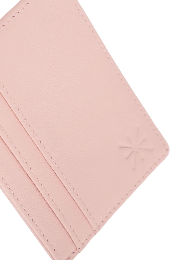 Carteira em couro legítimo na cor rosa com compartimentos funcionais de fácil acesso para dinheiro e cartões, acabamento refinado de alta qualidade, perfeito para proteger itens essenciais com sofisticação.
