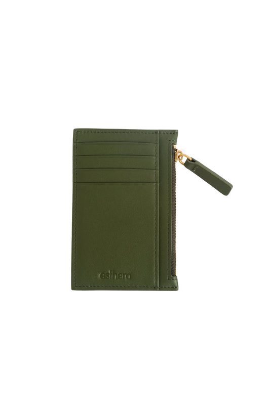 Carteira em couro legítimo com tonalidades modernas combinadas com compartimentos funcionais de fácil acesso para dinheiro e cartões, formato ergonômico e slim que cabe no bolso ou na bolsa sem criar volumes desnecessários.