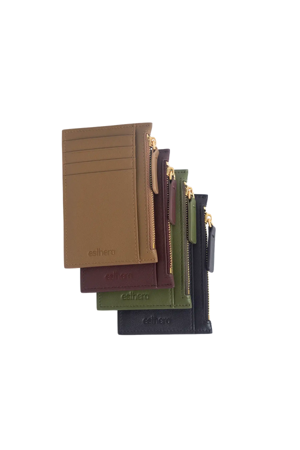 Carteira em couro legítimo na cor preto com compartimentos funcionais de fácil acesso para dinheiro e cartões, design compacto e funcional que organiza cartões e documentos com extrema elegância no dia a dia.