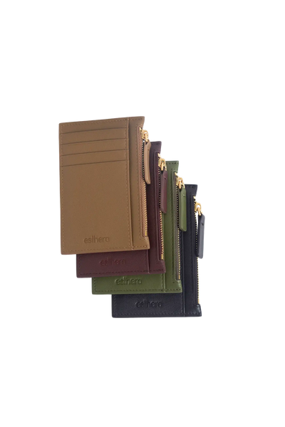 Carteira em couro legítimo na cor burgundy com compartimentos funcionais de fácil acesso para dinheiro e cartões, acabamento refinado de alta qualidade, perfeito para proteger itens essenciais com sofisticação.