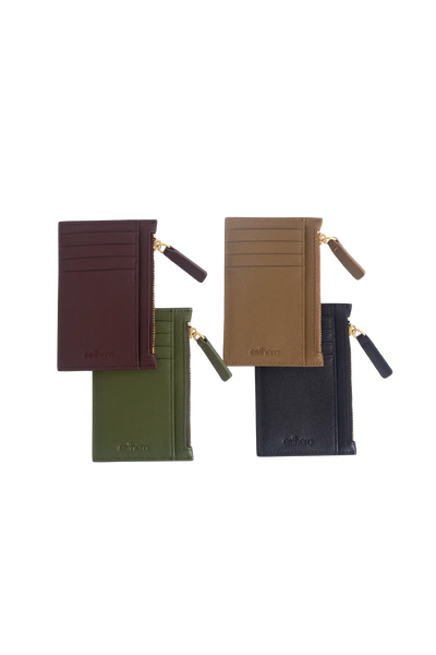 Carteira em couro legítimo na cor burgundy com compartimentos funcionais de fácil acesso para dinheiro e cartões, estética minimalista e moderna, ideal para otimizar o espaço na bolsa de forma prática e estilosa.