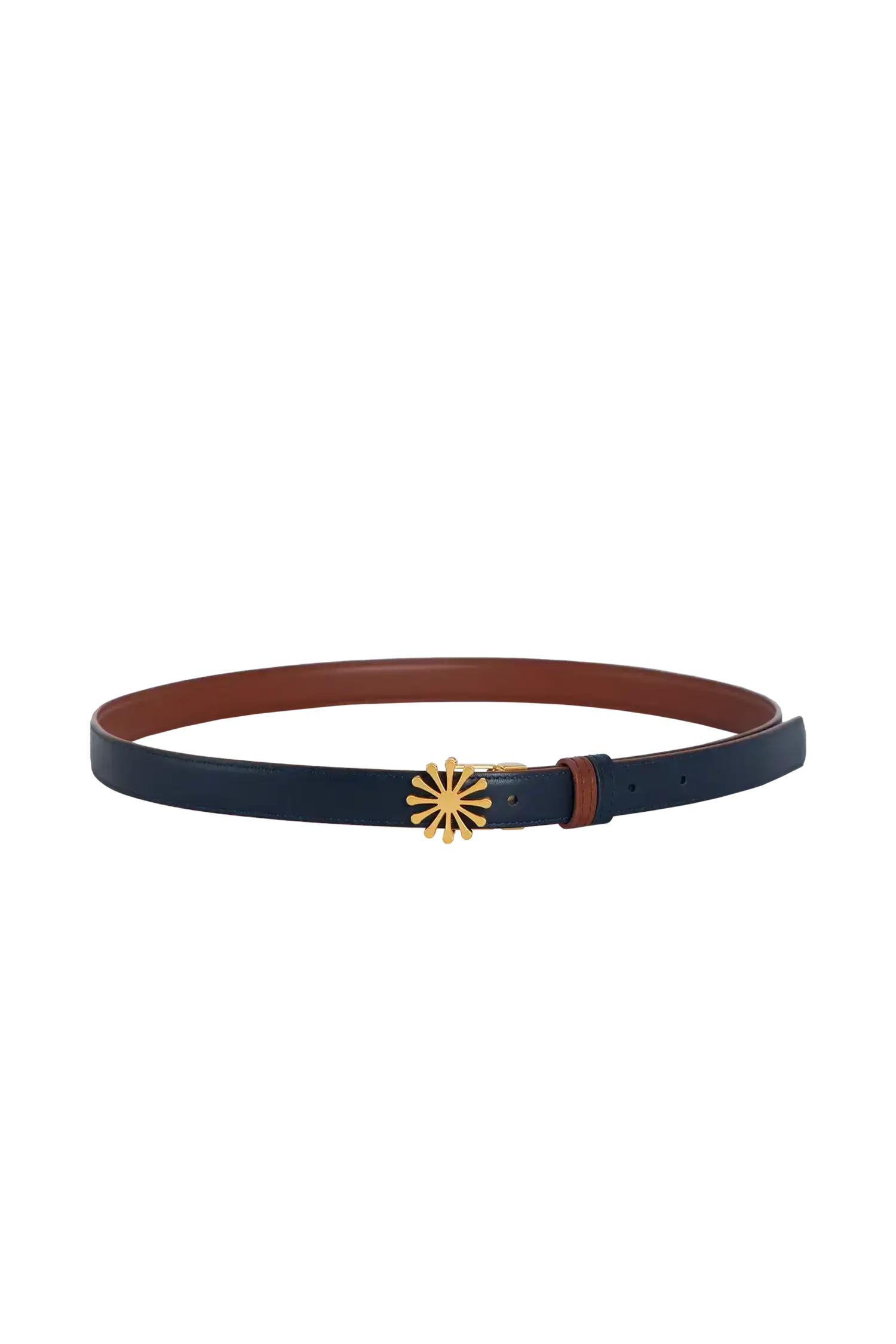 Cinto de couro de 20mm na cor marrom com fivela metálica dourada elegante com acabamento com costuras reforçadas, detalhes premium e silhueta limpa, uma peça versátil indispensável para o guarda-roupa contemporâneo.