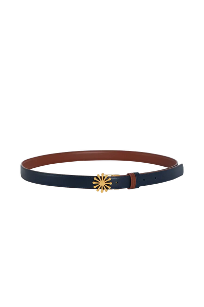 Cinto de couro de 20mm na cor marrom com fivela metálica dourada elegante com acabamento com costuras reforçadas, detalhes premium e silhueta limpa, uma peça versátil indispensável para o guarda-roupa contemporâneo.