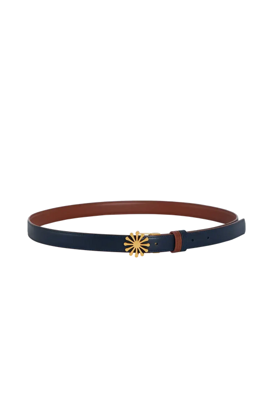 Cinto de couro de 20mm na cor marrom com fivela metálica dourada elegante com acabamento com costuras reforçadas, detalhes premium e silhueta limpa, uma peça versátil indispensável para o guarda-roupa contemporâneo.