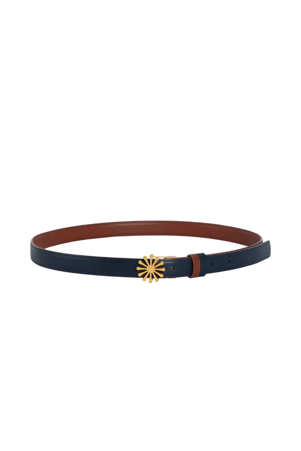 Cinto de couro de 20mm na cor marrom com fivela metálica dourada elegante com acabamento com costuras reforçadas, detalhes premium e silhueta limpa, uma peça versátil indispensável para o guarda-roupa contemporâneo.