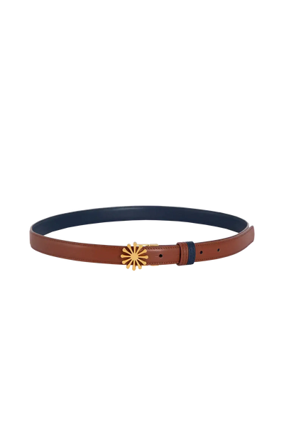 Cinto de couro de 20mm na cor marrom com fivela metálica dourada elegante com acabamento com costuras reforçadas, modelo versátil e elegante que combina praticidade com o refinamento do design de alta qualidade.