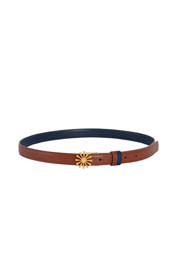 Cinto de couro de 20mm na cor marrom com fivela metálica dourada elegante com acabamento com costuras reforçadas, modelo versátil e elegante que combina praticidade com o refinamento do design de alta qualidade.