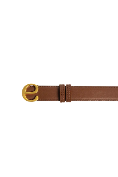 Cinto de couro na cor marrom com fivela metálica dourada elegante com acabamento com costuras reforçadas, visual clean e sofisticado que valoriza a silhueta, perfeito tanto para alfaiataria quanto para looks casuais.