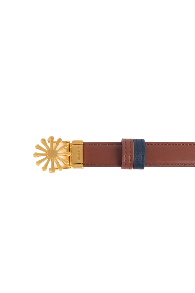 Cinto de couro de 20mm na cor marrom com fivela metálica dourada elegante com acabamento com costuras reforçadas, essencial para marcar a cintura com sutileza, aliando durabilidade e elegância no vestuário diário.