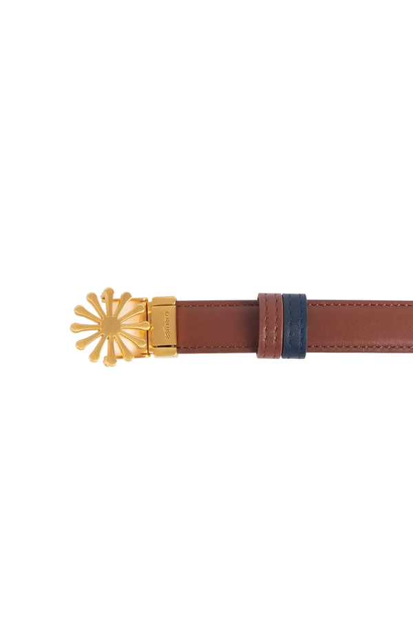 Cinto de couro de 20mm na cor marrom com fivela metálica dourada elegante com acabamento com costuras reforçadas, essencial para marcar a cintura com sutileza, aliando durabilidade e elegância no vestuário diário.