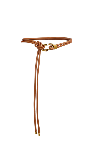 Cinto de couro na cor marrom com fivela metálica dourada elegante com acabamento com costuras reforçadas, modelo versátil e elegante que combina praticidade com o refinamento do design de alta qualidade.