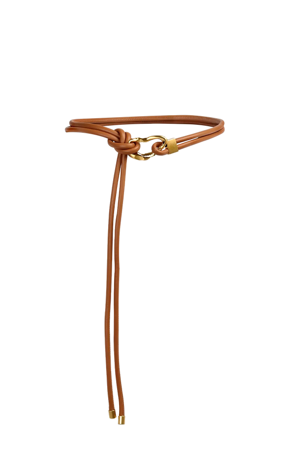 Cinto de couro na cor marrom com fivela metálica dourada elegante com acabamento com costuras reforçadas, modelo versátil e elegante que combina praticidade com o refinamento do design de alta qualidade.
