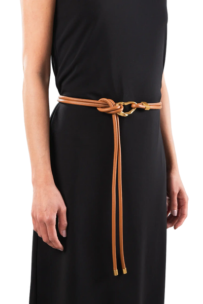 Cinto de couro na cor marrom com fivela metálica dourada elegante com acabamento com costuras reforçadas, essencial para marcar a cintura com sutileza, aliando durabilidade e elegância no vestuário diário.