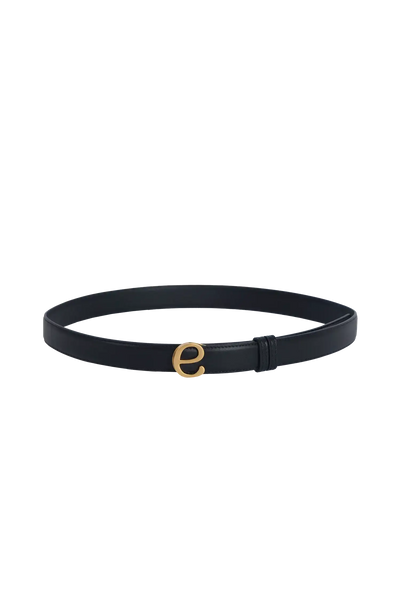 Cinto de couro na cor preto com fivela metálica dourada elegante com acabamento com costuras reforçadas, estética refinada e funcional, perfeito para elevar o look do dia a dia com um toque de luxo.