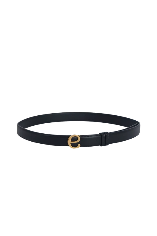 Cinto de couro na cor preto com fivela metálica dourada elegante com acabamento com costuras reforçadas, estética refinada e funcional, perfeito para elevar o look do dia a dia com um toque de luxo.