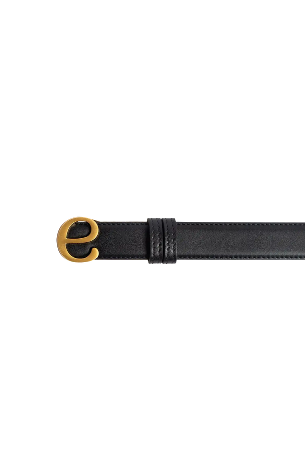Cinto de couro na cor preto com fivela metálica dourada elegante com acabamento com costuras reforçadas, acabamento minimalista e moderno que adiciona estilo e personalidade a qualquer composição.