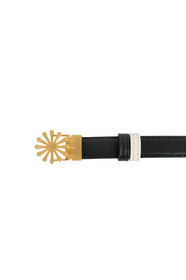 Cinto de couro de 20mm na cor preto com fivela metálica dourada elegante com acabamento com costuras reforçadas, essencial para marcar a cintura com sutileza, aliando durabilidade e elegância no vestuário diário.