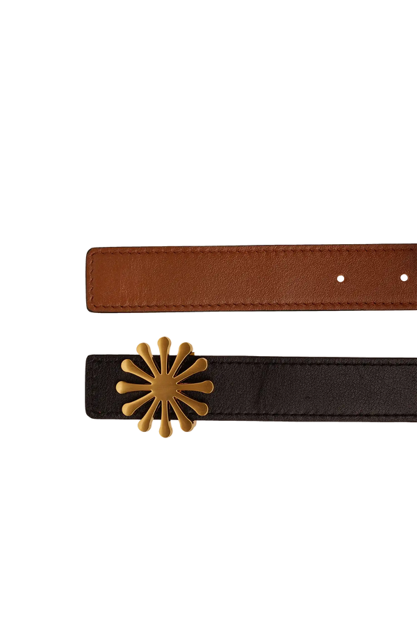 Cinto de couro na cor preto com fivela metálica dourada elegante com acabamento com costuras reforçadas, essencial para marcar a cintura com sutileza, aliando durabilidade e elegância no vestuário diário.