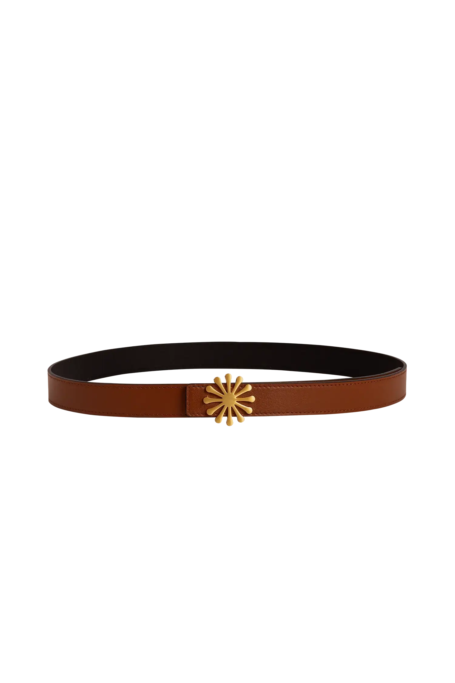 Cinto de couro de 20mm na cor marrom com fivela metálica dourada elegante com acabamento com costuras reforçadas, detalhes premium e silhueta limpa, uma peça versátil indispensável para o guarda-roupa contemporâneo.