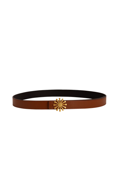 Cinto de couro de 20mm na cor marrom com fivela metálica dourada elegante com acabamento com costuras reforçadas, detalhes premium e silhueta limpa, uma peça versátil indispensável para o guarda-roupa contemporâneo.