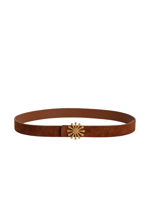 Cinto de couro na cor preto com fivela metálica dourada elegante com acabamento com costuras reforçadas, detalhes premium e silhueta limpa, uma peça versátil indispensável para o guarda-roupa contemporâneo.