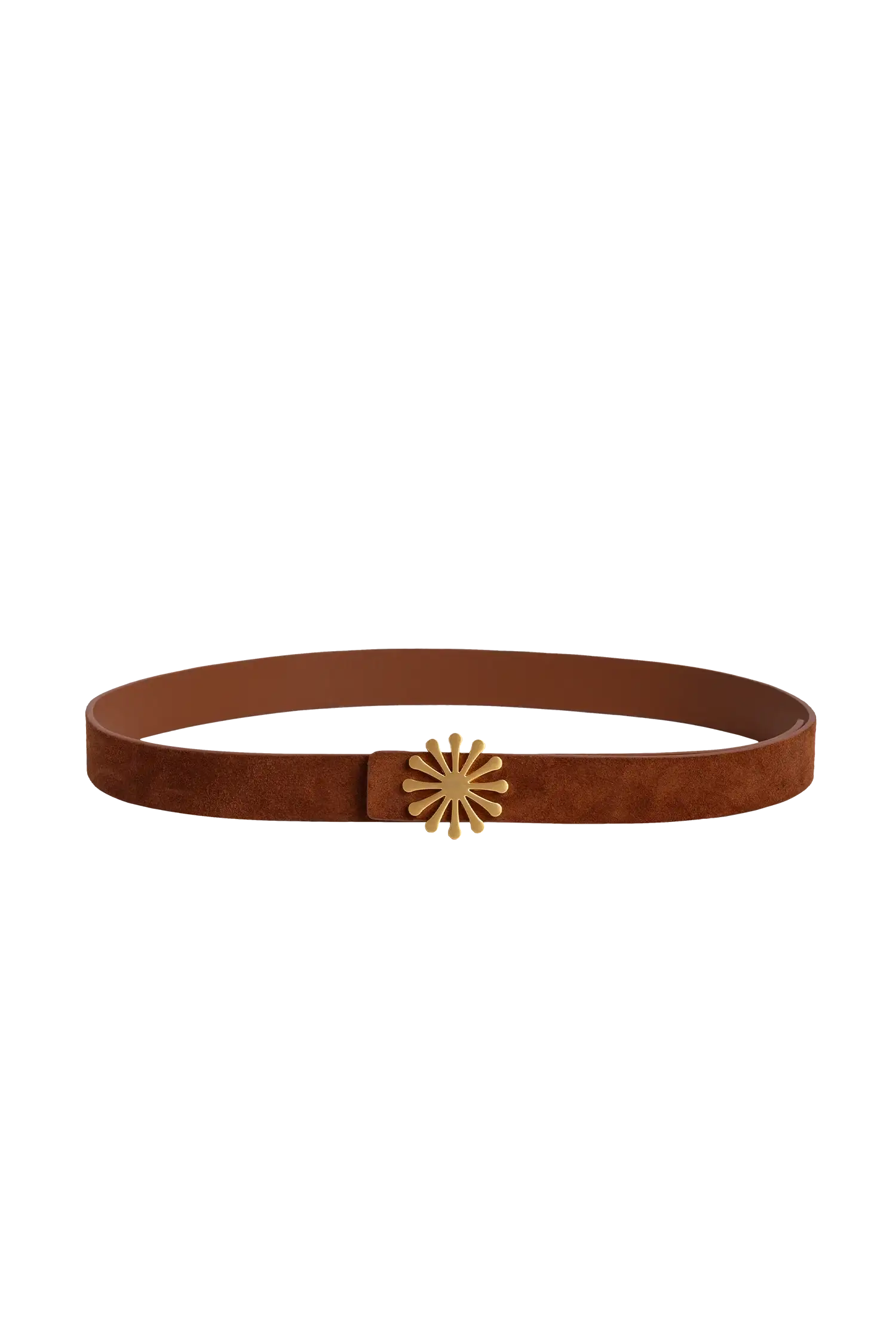 Cinto de couro na cor preto com fivela metálica dourada elegante com acabamento com costuras reforçadas, essencial para marcar a cintura com sutileza, aliando durabilidade e elegância no vestuário diário.