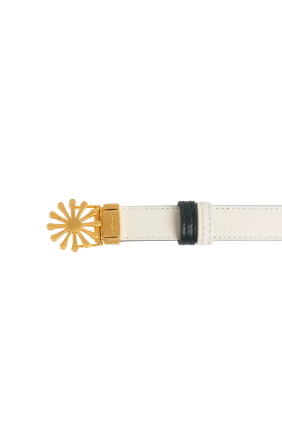 Cinto de couro de 20mm na cor preto com fivela metálica dourada elegante com acabamento com costuras reforçadas, design sofisticado e atemporal ideal para ajustar e complementar o visual com elegância.