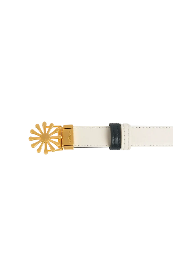 Cinto de couro de 20mm na cor preto com fivela metálica dourada elegante com acabamento com costuras reforçadas, design sofisticado e atemporal ideal para ajustar e complementar o visual com elegância.
