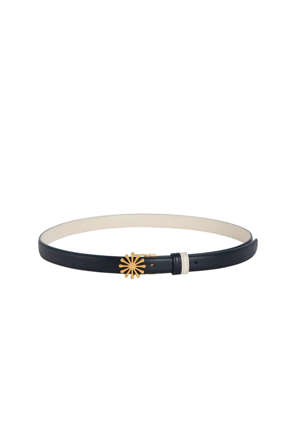 Cinto de couro de 20mm na cor preto com fivela metálica dourada elegante com acabamento com costuras reforçadas, visual clean e sofisticado que valoriza a silhueta, perfeito tanto para alfaiataria quanto para looks casuais.