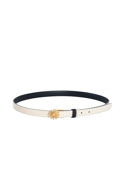 Cinto de couro de 20mm na cor preto com fivela metálica dourada elegante com acabamento com costuras reforçadas, modelo versátil e elegante que combina praticidade com o refinamento do design de alta qualidade.