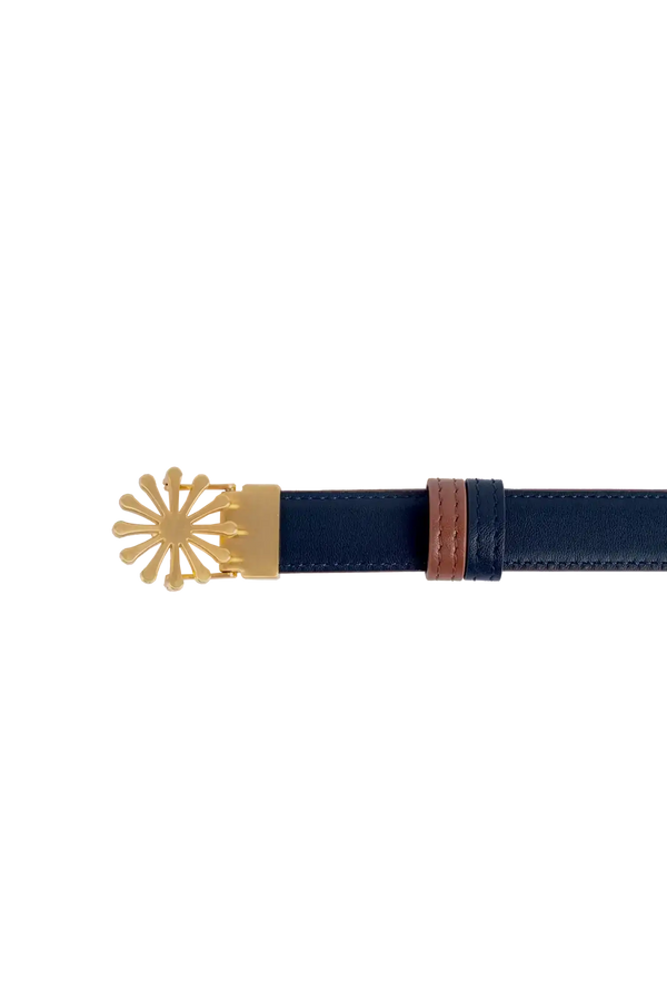 Cinto de couro de 20mm na cor marrom com fivela metálica dourada elegante com acabamento com costuras reforçadas, visual clean e sofisticado que valoriza a silhueta, perfeito tanto para alfaiataria quanto para looks casuais.
