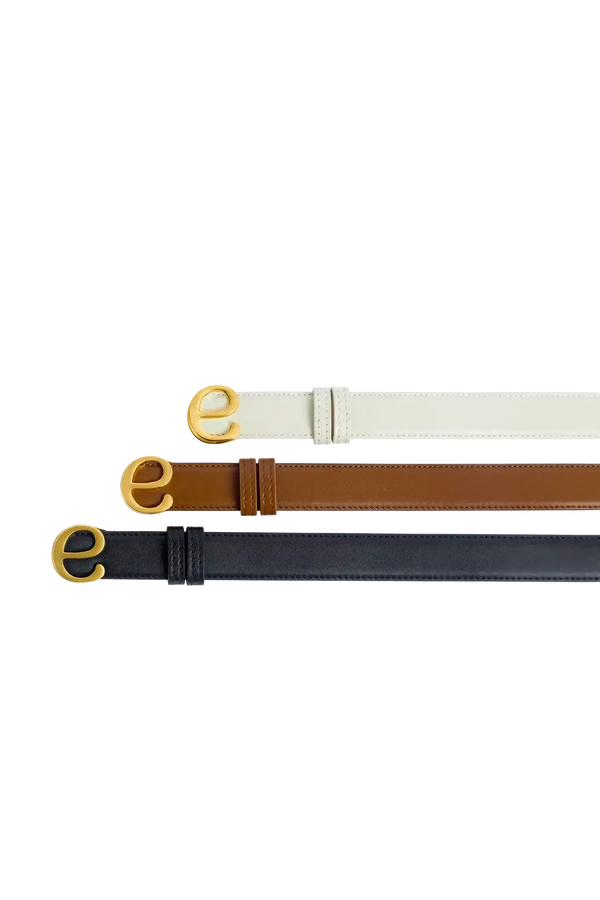 Cinto de couro na cor preto com fivela metálica dourada elegante com acabamento com costuras reforçadas, design sofisticado e atemporal ideal para ajustar e complementar o visual com elegância.
