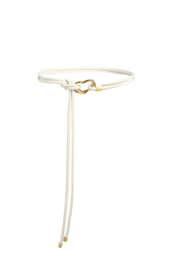 Cinto de couro na cor preto com fivela metálica dourada elegante com acabamento com costuras reforçadas, essencial para marcar a cintura com sutileza, aliando durabilidade e elegância no vestuário diário.