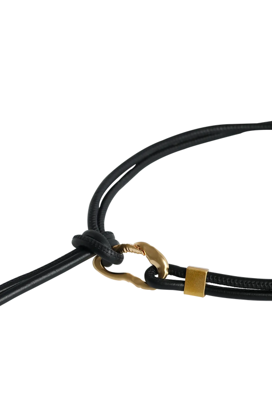 Cinto de couro na cor preto com fivela metálica dourada elegante com acabamento com costuras reforçadas, design sofisticado e atemporal ideal para ajustar e complementar o visual com elegância.