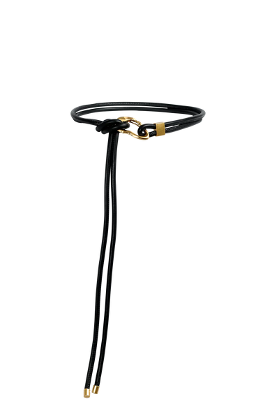 Cinto de couro na cor preto com fivela metálica dourada elegante com acabamento com costuras reforçadas, design sofisticado e atemporal ideal para ajustar e complementar o visual com elegância.