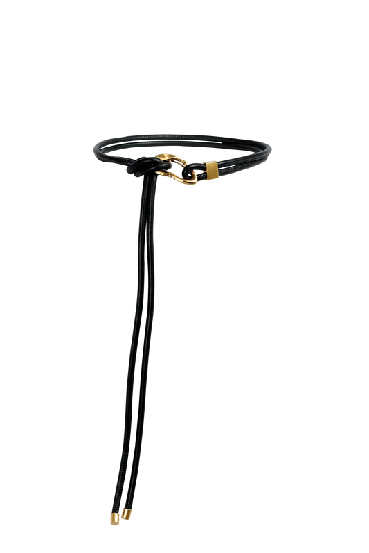 Cinto de couro na cor preto com fivela metálica dourada elegante com acabamento com costuras reforçadas, design sofisticado e atemporal ideal para ajustar e complementar o visual com elegância.
