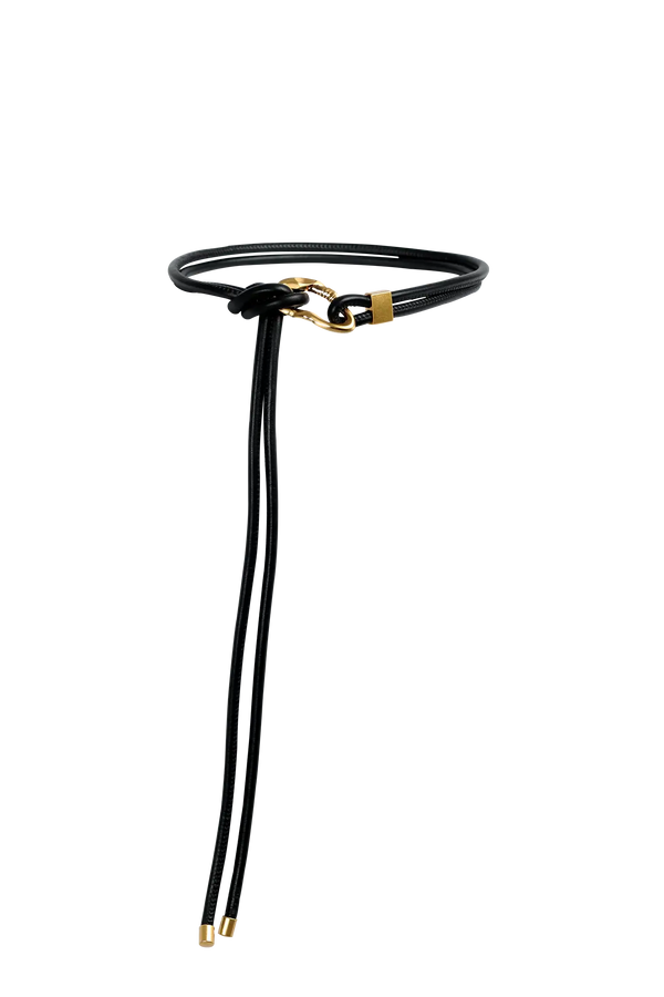 Cinto de couro na cor preto com fivela metálica dourada elegante com acabamento com costuras reforçadas, design sofisticado e atemporal ideal para ajustar e complementar o visual com elegância.