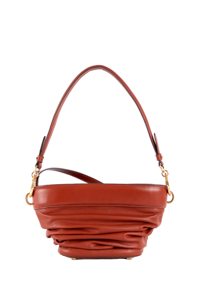 Bolsa de ombro em couro legítimo na cor marrom claro com fechamento por zíper e alça de ombro confortável, design sofisticado e funcional ideal para o dia a dia.