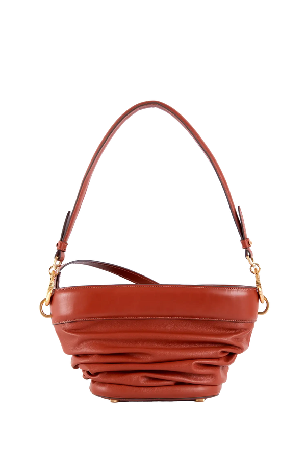 Bolsa de ombro em couro legítimo na cor marrom claro com fechamento por zíper e alça de ombro confortável, design sofisticado e funcional ideal para o dia a dia.