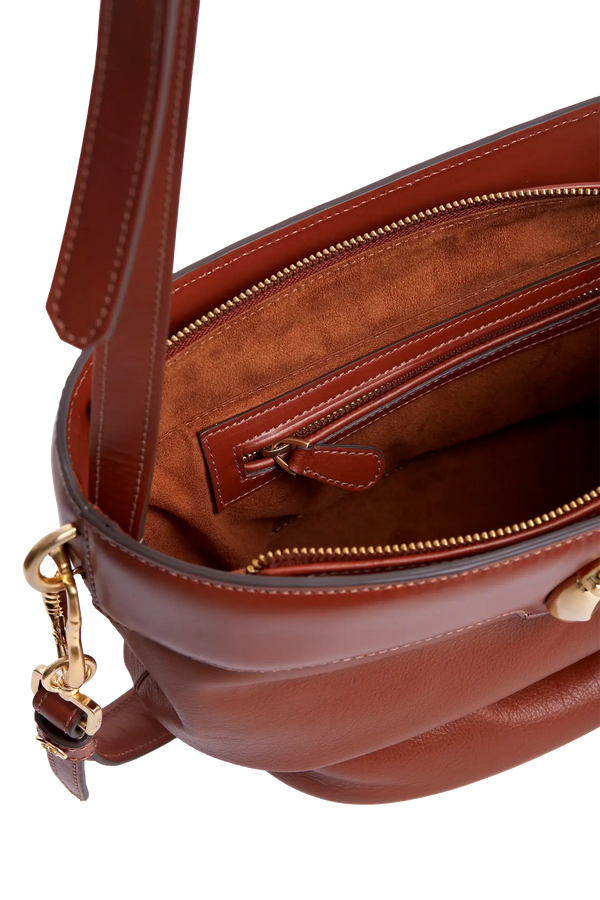 Bolsa de ombro em couro legítimo na cor marrom claro com fechamento por zíper e alça de ombro confortável, design sofisticado e funcional ideal para o dia a dia.